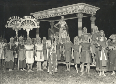 99904 Afbeelding van een groep in de nachtelijke maskeradeoptocht met als thema Ichnaton, ter gelegenheid van het 58e ...